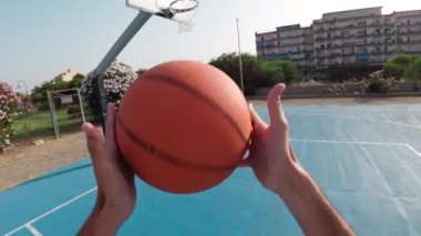 Basketbol oynamaya ilk bakan kişi.