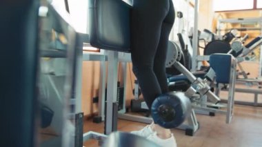 Spor salonunda Formda Kadın Eğitimi.