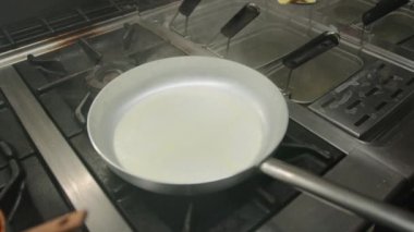 Doldurulmuş Ravioli Tavanın İçinde Pişiyor. 