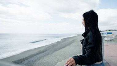 Deniz Dalgalarının Çöküşünü İzleyen Kadın.