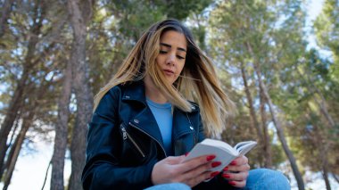 Çalışan Bir Kadının Etrafındaki Ağaçlar.