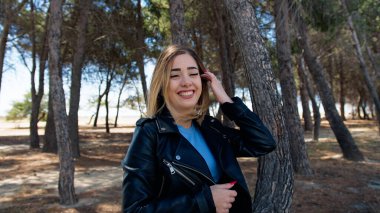 Parktaki ağacın altındaki mutlu kadın. . 