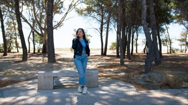 Parkta bir kadın arıyor.. 