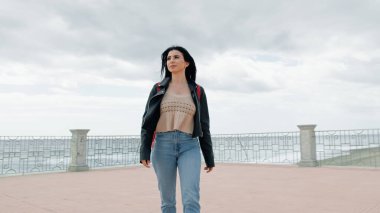 Sırt çantalı Kadın Serbest Dolaşıyor .