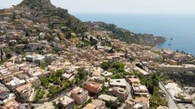 İtalya 'da Taormina şehrinin üzerinde uçuyor. . 