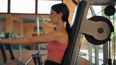 Spor salonunda Formda Kadın Eğitimi.