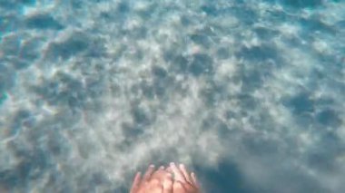 Suyun altında yüzmek ve akıllı seğirmeleri kontrol etmek.