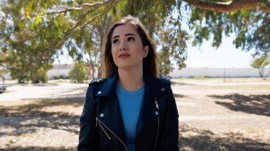 Parktaki rahat kadın kameraya bakıyor. .