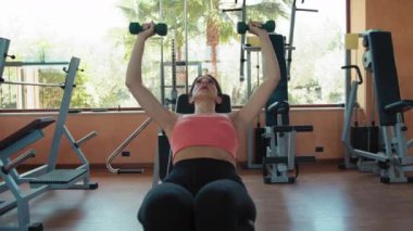 Spor salonunda Formda Kadın Eğitimi.