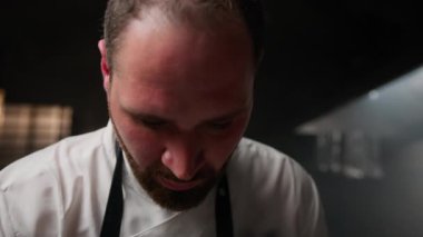 Profesyonel bir mutfak şefi iş başında. .