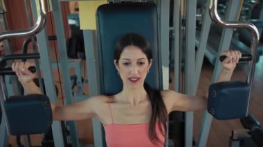 Spor salonunda Formda Kadın Eğitimi.