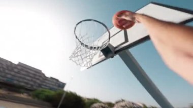Basketbol oynamaya ilk bakan kişi.