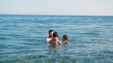 Neşeli bir aile Denizde bir günün tadını çıkarıyor.