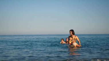 Neşeli bir aile Denizde bir günün tadını çıkarıyor.