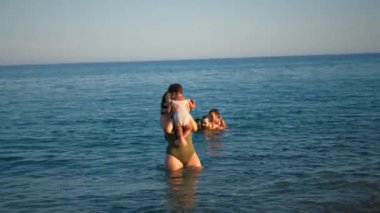 Neşeli bir aile Denizde bir günün tadını çıkarıyor.