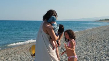 Neşeli bir aile Denizde bir günün tadını çıkarıyor.