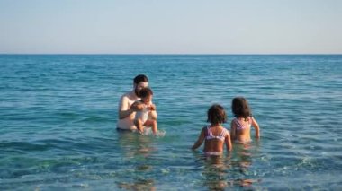 Neşeli bir aile Denizde bir günün tadını çıkarıyor.