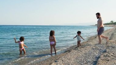 Neşeli bir aile Denizde bir günün tadını çıkarıyor.