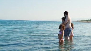 Neşeli bir aile Denizde bir günün tadını çıkarıyor.