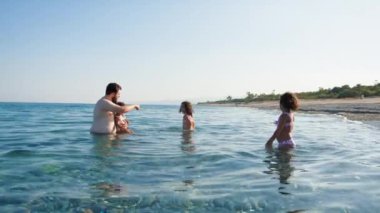 Neşeli bir aile Denizde bir günün tadını çıkarıyor.