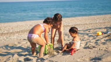 Neşeli bir aile Denizde bir günün tadını çıkarıyor.