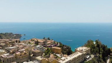 Horizon Hattı ve Taormina yakınlarındaki Akdeniz . 