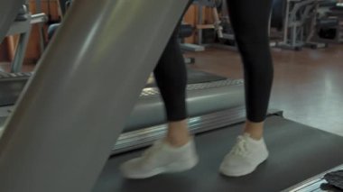 Spor salonunda Formda Kadın Eğitimi.