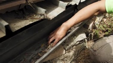 Yapraklardan ve iğnelerden kirli ev oluklarını temizliyorum..