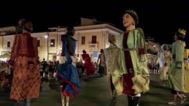 Calabria 'da geleneksel devler dans ediyor.