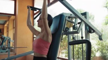 Spor salonunda Formda Kadın Eğitimi.