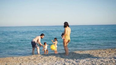 Neşeli bir aile Denizde bir günün tadını çıkarıyor.
