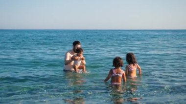 Neşeli bir aile Denizde bir günün tadını çıkarıyor.
