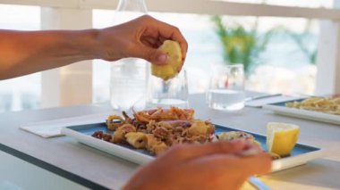 Kadınlar sahilde güzel yemeklerin tadını çıkarıyorlar. 