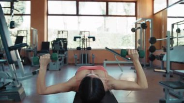 Spor salonunda Formda Kadın Eğitimi.