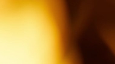 Alevler yanıyor ve bulanık ışık sızıntıları yaratıyor. 