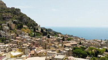 Taormina Binaları Doğayla Birleşiyor . 