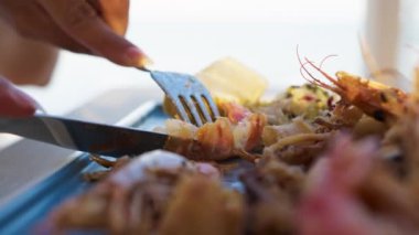 Kadınlar sahilde güzel yemeklerin tadını çıkarıyorlar. 