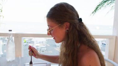 Kadınlar sahilde güzel yemeklerin tadını çıkarıyorlar. 