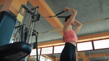 Spor salonunda Formda Kadın Eğitimi.
