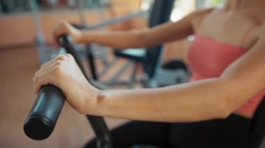 Spor salonunda Formda Kadın Eğitimi.