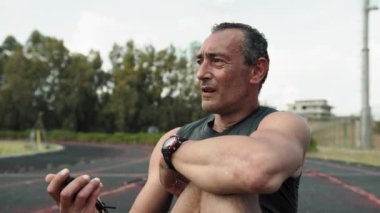 Bir Kronometre ile Esnemeyi İzleyen Adam . 