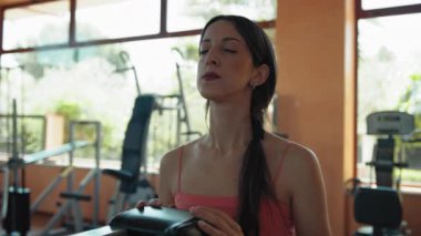 Spor salonunda Formda Kadın Eğitimi.