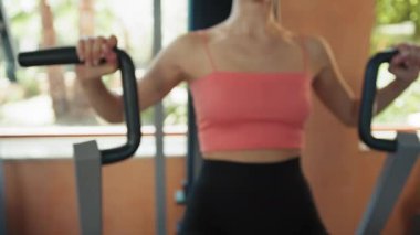 Spor salonunda Formda Kadın Eğitimi.