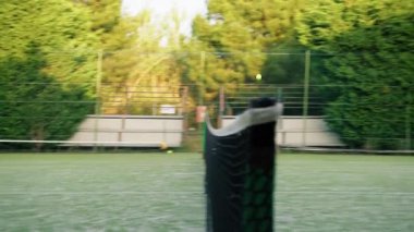 Erkek ve kadın tenis turnuvası için antrenman yapıyor. .