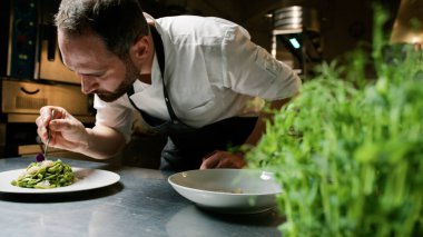Baş aşçı tabağının renklerini önemser. .