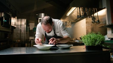 Sabahın Şefi Bulaşık Oluşturuyor . 