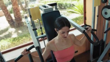 Spor salonunda Formda Kadın Eğitimi.