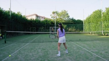 Tenis kortunda eğleniyorum. . 
