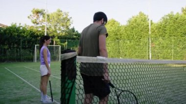 Tenis koçu Bir Sonraki Egzersizi Açıklıyor. 