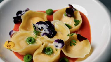 Doldurulmuş Ravioli ve Renkli Kremalı Gurme Tabağı.